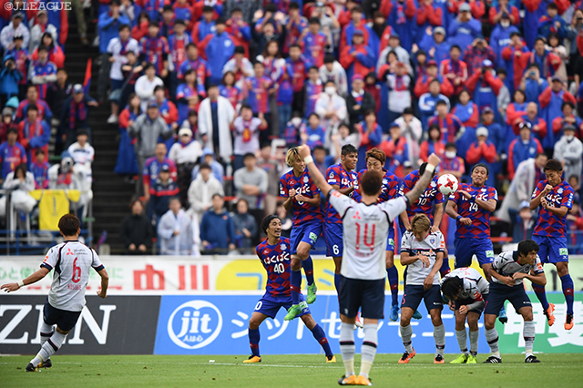 逆転を狙った太田 宏介（FC東京）のFKは相手GKの好守に阻まれた【明治安田Ｊ１ 第29節 甲府vsFC東京】