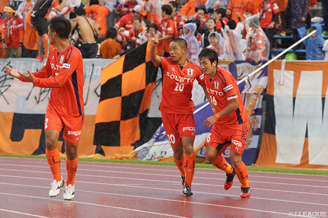 チームを4試合ぶりの勝利に導く決勝ゴールを決めた河原 和寿（愛媛）【明治安田Ｊ２ 第37節 愛媛vs讃岐】