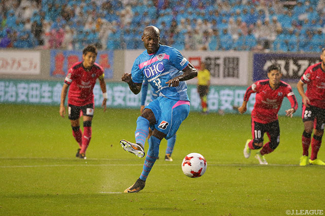 1度はやり直しとなるも、GKの逆を突いて先制PKを決めたビクトル イバルボ（鳥栖）【明治安田Ｊ１ 第29節 鳥栖vsＣ大阪】