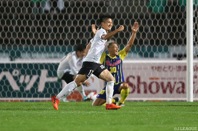 3連勝を引き寄せる殊勲の逆転ヘッドを押し込んだ内田 達也（東京Ｖ）【明治安田Ｊ２ 第37節 群馬vs東京Ｖ】