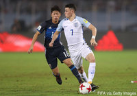 フィリップ フォーデンを後ろからチェックする鈴木 冬一(C大阪U-18)【FIFA U-17W杯 ラウンド16 U-17イングランドvsU-17日本】