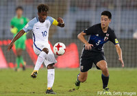 相手の10番、アンヘル ゴメスの前に立ちはだかる小林 友希(神戸U-18)【FIFA U-17W杯 ラウンド16 U-17イングランドvsU-17日本】