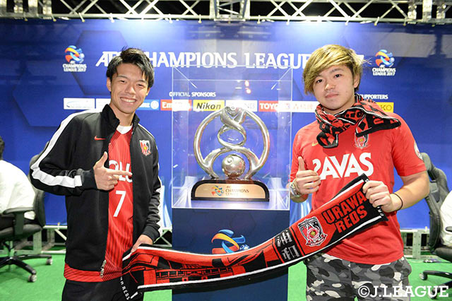 ＡＣＬのトロフィーが埼玉にやって来た！チームより一足先に記念撮影！【ＡＣＬ 準決勝 第2戦 浦和vs上海上港】