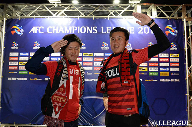 2007年の優勝メンバーである山田 暢久氏と田中 達也選手のグッズを身にまとうサポーター【ＡＣＬ 準決勝 第2戦 浦和vs上海上港】