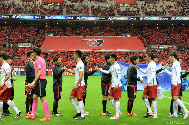 キックオフ前に握手を交わす両チームの選手たち【ＡＣＬ 準決勝 第2戦 浦和vs上海上港】