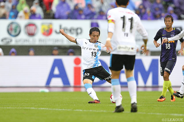 前半終了間際に鮮やかな一撃で今季リーグ戦初得点を決め、リードを広げた三好 康児（川崎Ｆ）【明治安田Ｊ１ 第30節 広島vs川崎Ｆ】