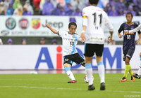 前半終了間際に鮮やかな一撃で今季リーグ戦初得点を決め、リードを広げた三好 康児（川崎Ｆ）【明治安田Ｊ１ 第30節 広島vs川崎Ｆ】