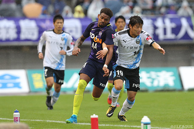 ポスト直撃の惜しいミドルシュートを放ったアンデルソン ロペス（広島）【明治安田Ｊ１ 第30節 広島vs川崎Ｆ】