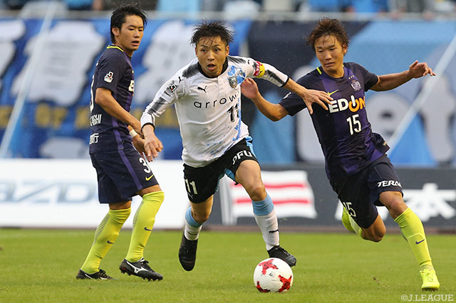 リーグ戦3試合連続ゴールとなる追加点を挙げ、絶好調の小林 悠（川崎Ｆ）【明治安田Ｊ１ 第30節 広島vs川崎Ｆ】