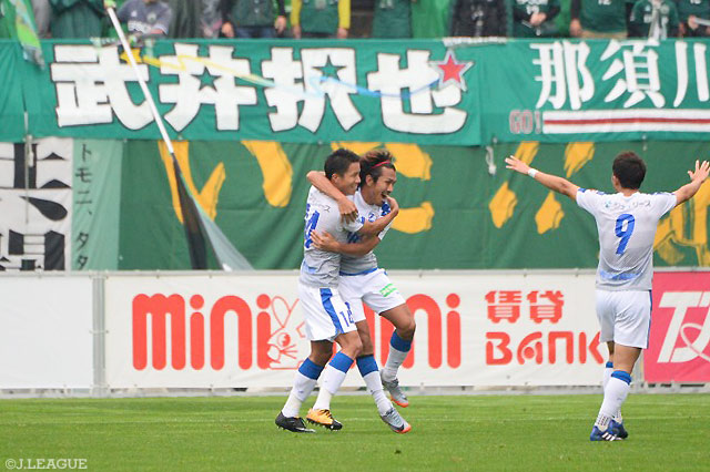 岸田 翔平（左）の今季初得点で試合の均衡を破った大分【明治安田Ｊ２ 第38節 松本vs大分】