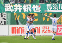 岸田 翔平（左）の今季初得点で試合の均衡を破った大分【明治安田Ｊ２ 第38節 松本vs大分】