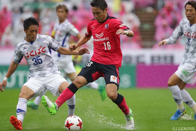  降り続く雨で、ピッチはところどころで水しぶきがあがる状況に【明治安田Ｊ１ 第30節 Ｃ大阪vs甲府】