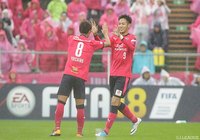 PKを決めた杉本 健勇（Ｃ大阪、#9）がキャプテンの柿谷 曜一朗とハイタッチ 【明治安田Ｊ１ 第30節 Ｃ大阪vs甲府】