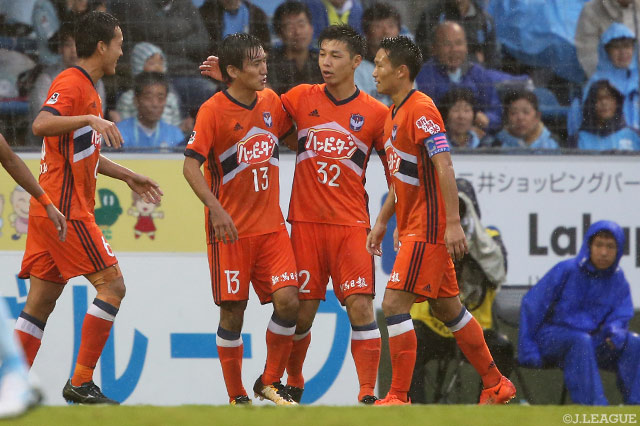 前半終了間際に河田 篤秀（#32）の勝越し点で再びリードを奪った新潟【明治安田Ｊ１ 第30節 磐田vs新潟】