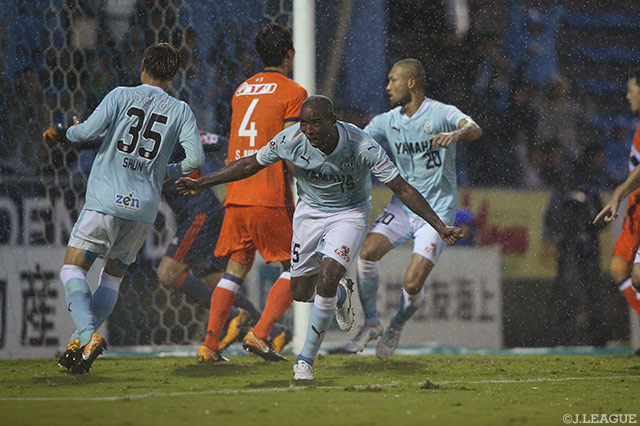 アダイウトンの劇的同点ヘッドで執念の勝点1をもぎ取った磐田【明治安田Ｊ１ 第30節 磐田vs新潟】
