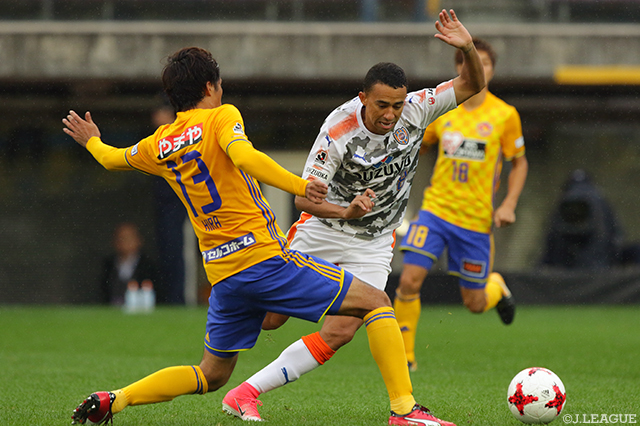 ドリブルで仕掛けるチアゴ アウベス（清水）【明治安田Ｊ１ 第30節 仙台vs清水】