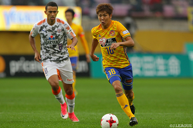 積極的にシュートを放ち攻守に奮闘した三田 啓貴（仙台）【明治安田Ｊ１ 第30節 仙台vs清水】