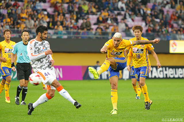 後半途中出場から２試合ぶりのゴールを狙ったクリスラン（仙台）【明治安田Ｊ１ 第30節 仙台vs清水】