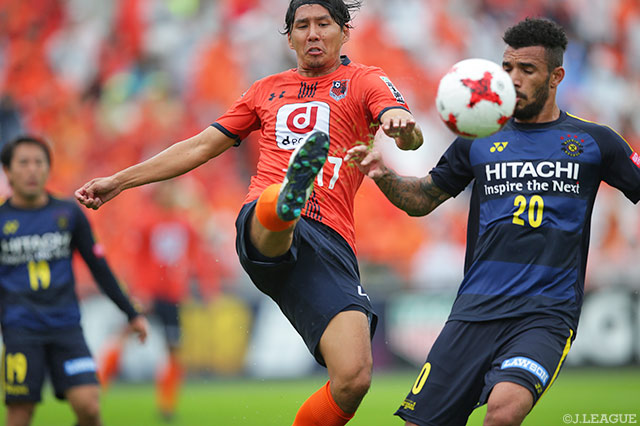 決定機を迎えるもGKの好守に阻まれた横谷 繁（大宮）【明治安田Ｊ１ 第30節 大宮vs柏】