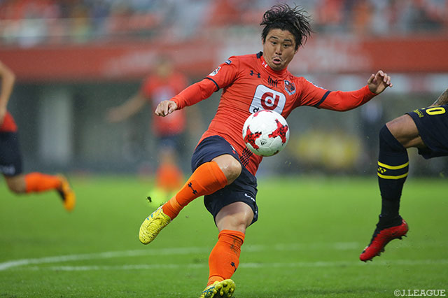 1点ビハインドの71分に投入され、同点ゴールを狙った大前 元紀（大宮）【明治安田Ｊ１ 第30節 大宮vs柏】