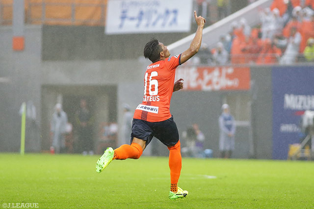 試合終了間際に起死回生の同点FKをねじ込んだマテウス（大宮）【明治安田Ｊ１ 第30節 大宮vs柏】