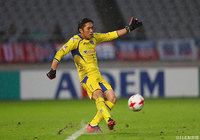 前半に立て続けてビッグセーブを見せたGK大久保 択生（FC東京）【明治安田Ｊ１ 第30節 FC東京vs札幌】