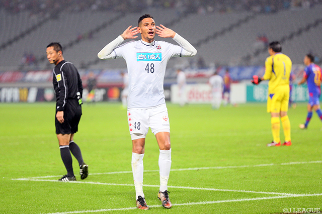 59分にヘッドで追加点を決めたジェイ（札幌）は２試合連続の２ゴール【明治安田Ｊ１ 第30節 FC東京vs札幌】