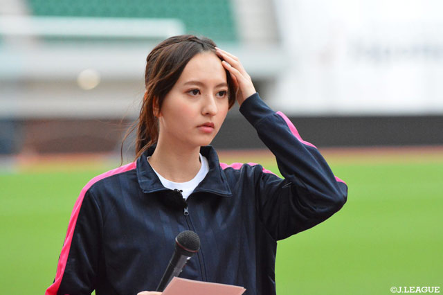 凛とした表情で試合開始を待つHKT48 森保まどかさん【明治安田Ｊ２ 第38節 長崎vs名古屋】