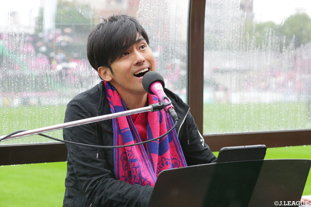 歌手のKさんが試合前のミニライブでアンセムを斉唱！【明治安田Ｊ１ 第30節 Ｃ大阪vs甲府】