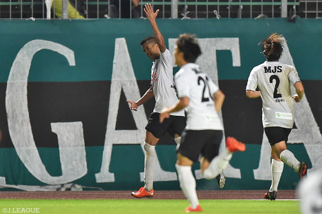 2ゴールを挙げる大活躍で得点ランキング3位に浮上したドウグラス ヴィエイラ（東京Ｖ）【明治安田Ｊ２ 第38節 岐阜vs東京Ｖ】