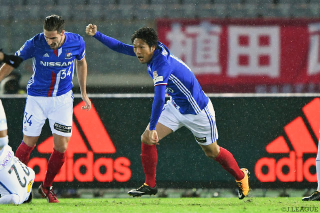 3分にCKから伊藤 翔が先制ヘッドを決めて、早々とリードを奪った横浜FM【明治安田Ｊ１ 第30節 横浜FMvs鹿島】