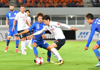 ドリブル突破を図る小林 裕紀(名古屋)をマークする澤田 崇(長崎)【明治安田J2 第38節 長崎vs名古屋】