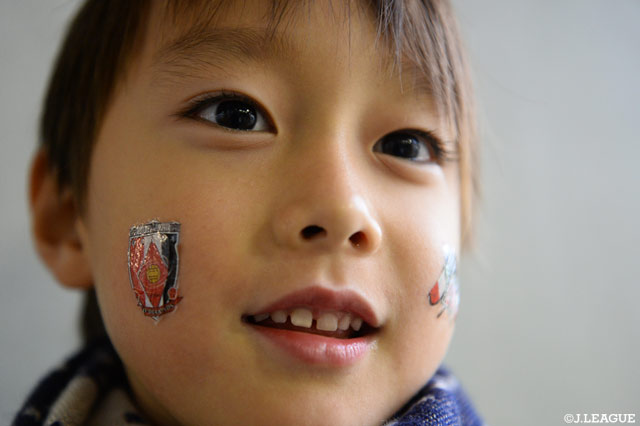 フェイスペイントで応援の準備はバッチリ！【明治安田Ｊ１ 第30節 浦和vsＧ大阪】