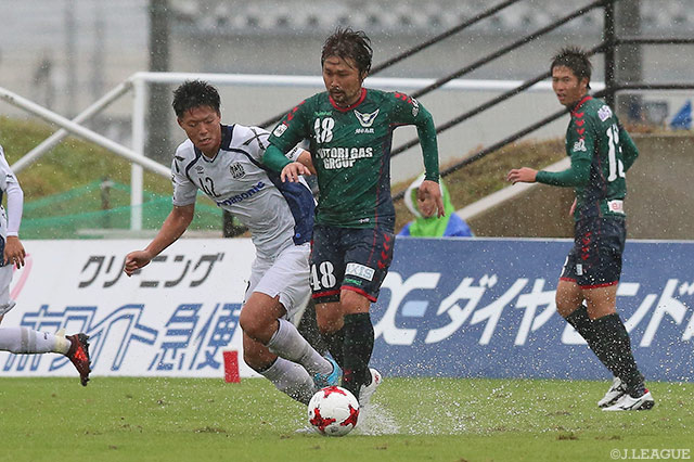 絶妙なクロスでチャンスを作った前田 俊介（鳥取）【明治安田Ｊ３ 第28節 鳥取vsＧ大23】