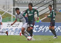 絶妙なクロスでチャンスを作った前田 俊介（鳥取）【明治安田Ｊ３ 第28節 鳥取vsＧ大23】