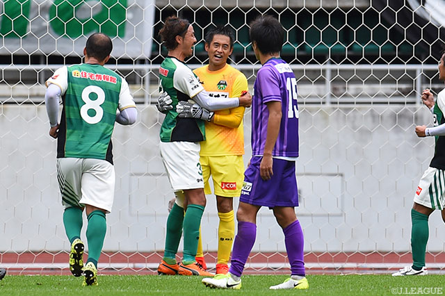 前半終了間際のPKを鋭いセーブでストップした川口 能活（相模原）【明治安田Ｊ３ 第28節 藤枝vs相模原】