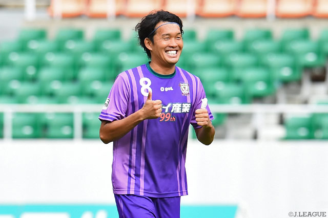 最初のPKを止められるも、2本目をきっちり決めて同点とした遠藤 敬佑（藤枝）【明治安田Ｊ３ 第28節 藤枝vs相模原】