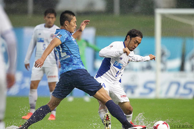 球際で激しい競り合いを見せるイ ジュヨン（讃岐）と本田 拓也（山形）【明治安田Ｊ２ 第38節 讃岐vs山形】
