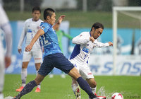 球際で激しい競り合いを見せるイ ジュヨン（讃岐）と本田 拓也（山形）【明治安田Ｊ２ 第38節 讃岐vs山形】