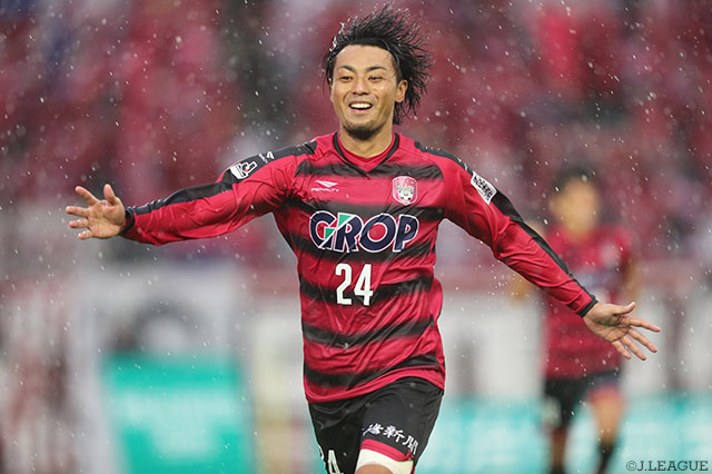 殊勲の逆転ゴールで今季リーグ戦得点数を10に伸ばした赤嶺 真吾（岡山）【明治安田Ｊ２ 第38節 岡山vs群馬】