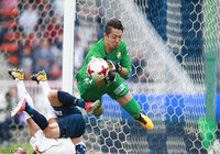 果敢なセーブでPKを止め、第26節以来の無失点に抑えた佐藤 優也（千葉）【明治安田Ｊ２ 第38節 福岡vs千葉】