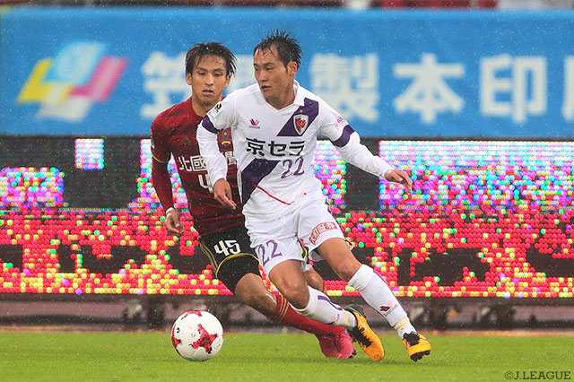 ドリブル突破からゴールに迫った小屋松 知哉（京都）【明治安田Ｊ２ 第38節 金沢vs京都】
