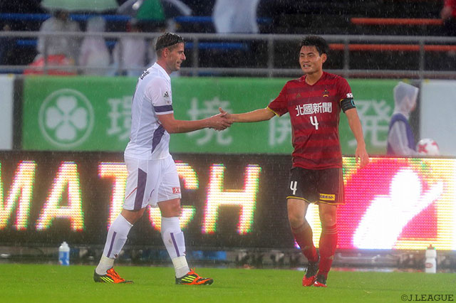 ドローに終わり、互いの健闘を称え合うケヴィン オリス（京都）と小柳 達司（金沢）【明治安田Ｊ２ 第38節 金沢vs京都】