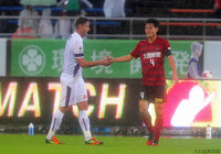 ドローに終わり、互いの健闘を称え合うケヴィン オリス（京都）と小柳 達司（金沢）【明治安田Ｊ２ 第38節 金沢vs京都】