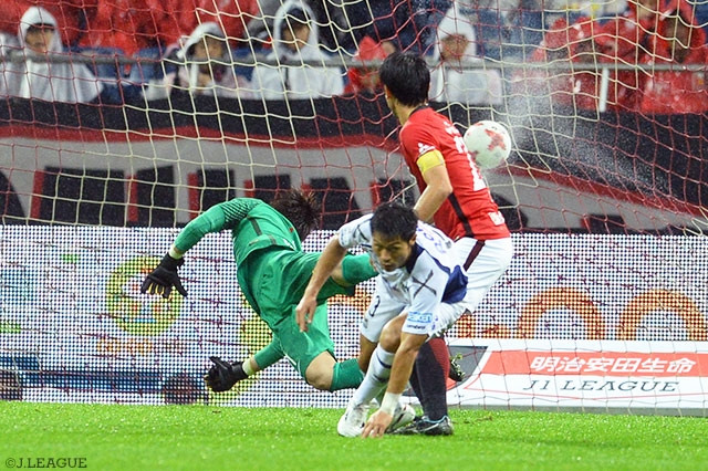 赤﨑 秀平の今季リーグ戦初得点でふたたび追い付いたＧ大阪【明治安田Ｊ１ 第30節 浦和vsＧ大阪】