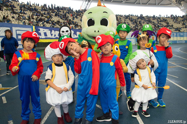 ちびっこマリオたちが、ニータンを囲んで記念撮影！【明治安田Ｊ２ 第39節 大分vs千葉】