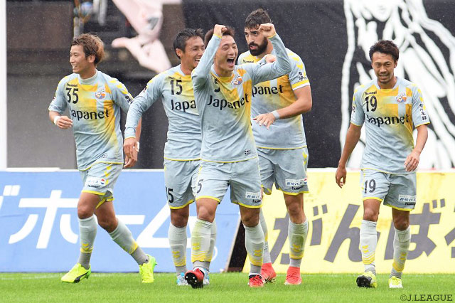 Ｊ初得点となる先制ヘッドを押し込んだ田上 大地（長崎）【明治安田Ｊ２ 第39節 熊本vs長崎】