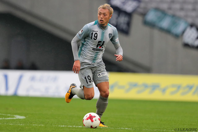 懸命のカバーリングで決定機を阻止した堤 俊輔（福岡）【明治安田Ｊ２ 第39節 東京Ｖvs福岡】