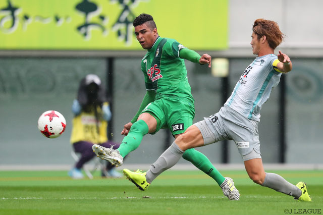 鋭いシュートでゴールを脅かしたアラン ピニェイロ（東京Ｖ）【明治安田Ｊ２ 第39節 東京Ｖvs福岡】