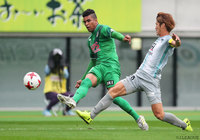 鋭いシュートでゴールを脅かしたアラン ピニェイロ（東京Ｖ）【明治安田Ｊ２ 第39節 東京Ｖvs福岡】